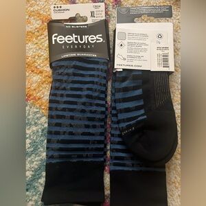 Feetures Men's Black and Blue Crew Socks